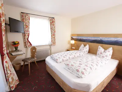 Familienzimmer ( Doppelzimmer mit einem weiteren kleinen Zimmer für 2 Kinder und Durchgangstüre )