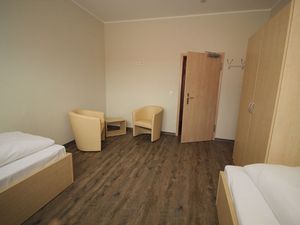 19401929-Mehrbettzimmer-3-Sassnitz-300x225-4