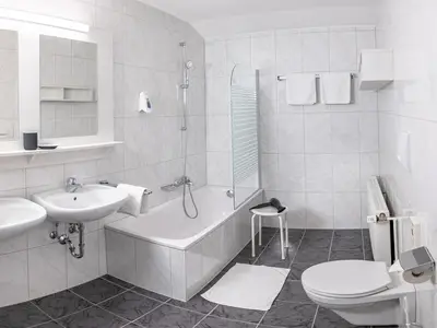 Familienzimmer bzw. Suite Königssee, Badezimmer – Hotel Hanauerlehen
