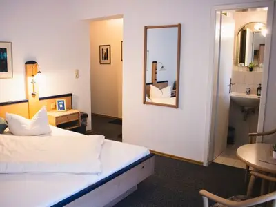 Wohnraum mit Blick ins Badezimmer