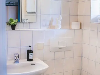 Badezimmer mit Dusche und WC