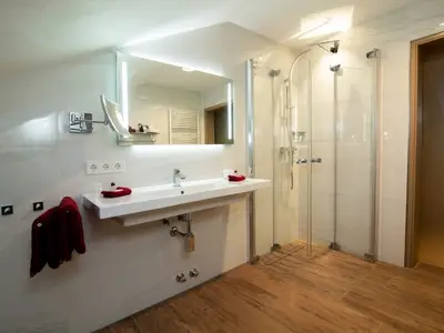 Badezimmer mit Dusche