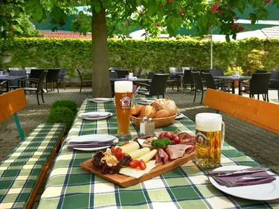 Brotzeit im Biergarten