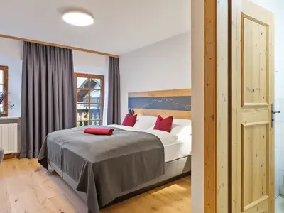 Doppelzimmer mit Dusche/WC, Schlafcouch und Balkon mit Berglick