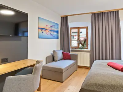 Doppelzimmer mit Dusche/WC, Schlafcouch und Balkon mit Berglick