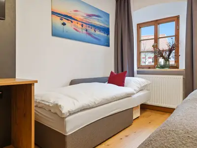 Doppelzimmer mit Dusche/WC, Schlafcouch und Balkon mit Berglick