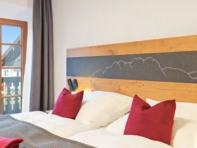 Doppelzimmer mit Dusche/WC, Schlafcouch und Balkon mit Berglick