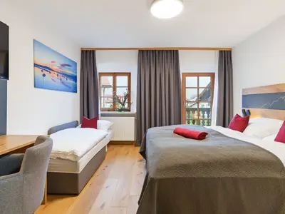 Doppelzimmer mit Dusche/WC, Schlafcouch und Balkon mit Berglick