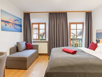 Doppelzimmer mit Dusche/WC, Schlafcouch und Balkon mit Berglick