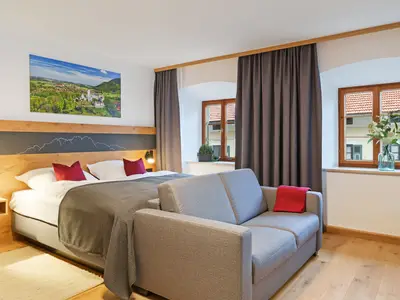 Familienzimmer Dusche/WC und Schlafcouch