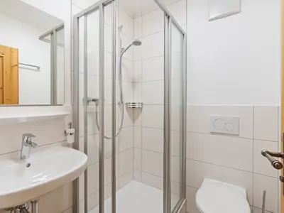 Familienzimmer Dusche/WC und Schlafcouch