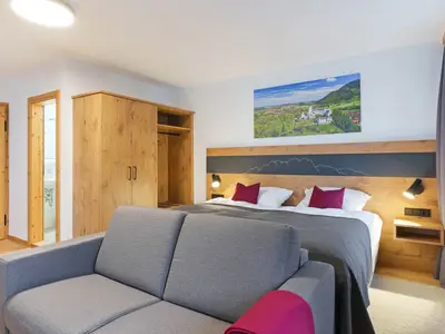 Familienzimmer Dusche/WC und Schlafcouch