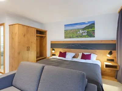 Familienzimmer Dusche/WC und Schlafcouch