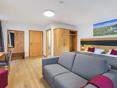 Familienzimmer Dusche/WC und Schlafcouch
