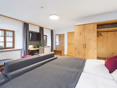 Familienzimmer Dusche/WC und Schlafcouch