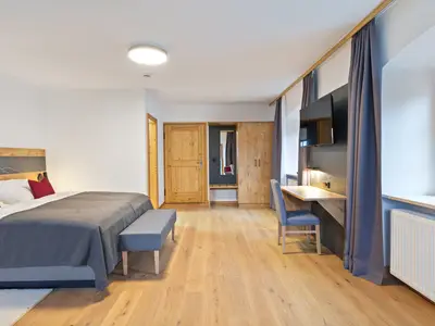 Familienzimmer Dusche/WC mit Schlafsofa und Balkon