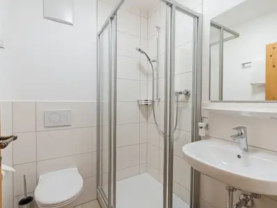 Familienzimmer Dusche/WC mit Schlafsofa und Balkon