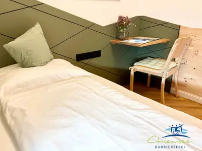 Einzelbett + Schreibtisch Herreninselzimmer