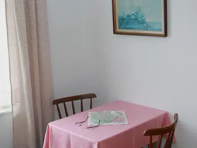 Tisch mit Sitzgelegenheit im Vorzimmer