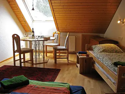 Rundgang Gästehaus /Tisch im Familienzimmer