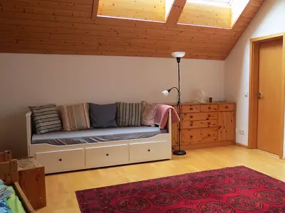 Rundgang Gästehaus/ Familienzimmer, hier als 2-Bett-Zimmer mit Tagesbett als Couch