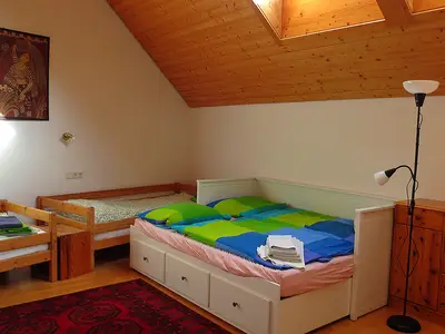 Rundgang Gästehaus / Familienzimmer - hier als 4-Bett-Zimmer mit ausgezogenem Tagesbett und 2 Einzelbetten.