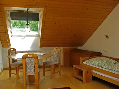 Rundgang Gästehaus /Tisch im Familienzimmer