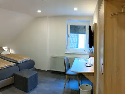 Einzelzimmer ohne Frühstück - kleines Mansardendoppelzimmer mit kl. Bad
