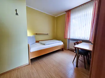 Mehrbettzimmer für 3 Personen in Wörth An Der Donau 3/4