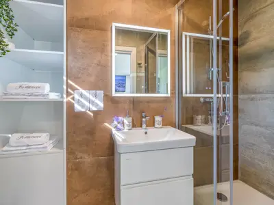 Badezimmer mit Dusche