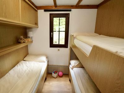 Kinderzimmer mit Stockbett und Einzelbett