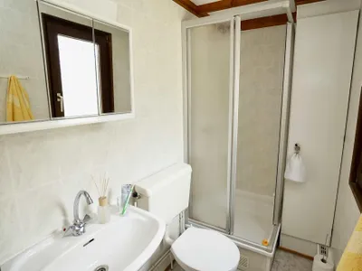Badezimmer mit WC und Dusche