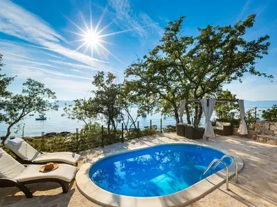 PoolOfHouse
