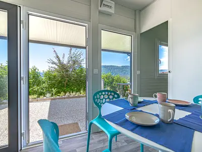 Blick vom Essbereich auf die schöne überdachte Terrasse