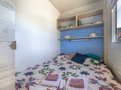 Schlafzimmer mit Doppelbett