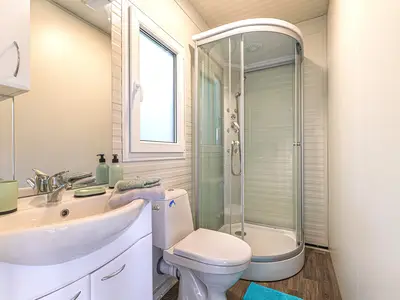 Badezimmer mit Dusche