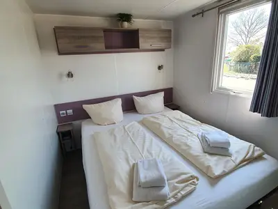Schlafzimmer mit Doppelbett