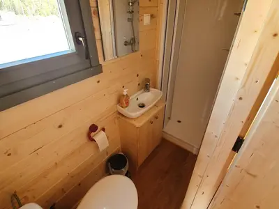 Bad mit WC, Dusche und Waschbecken