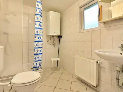 Bad mit WC und Dusche