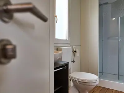 Bad mit Dusche und WC, Waschbecken