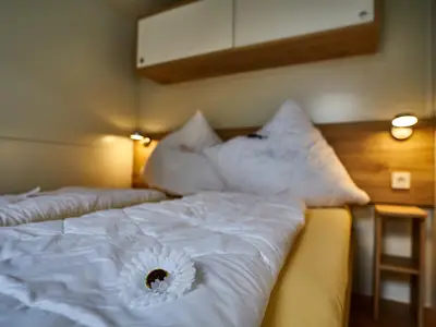Schlafzimmer mit Doppelbett