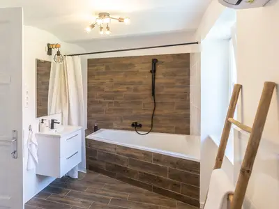 Badezimmer mit Badewanne