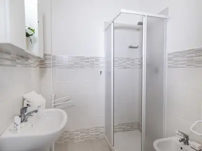 Badezimmer mit Dusche