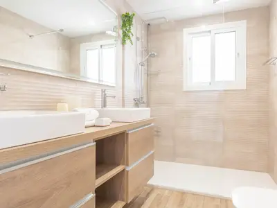 Badezimmer mit moderner Dusche