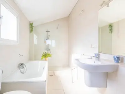 Badezimmer en suite mit Dusche und Badewanne