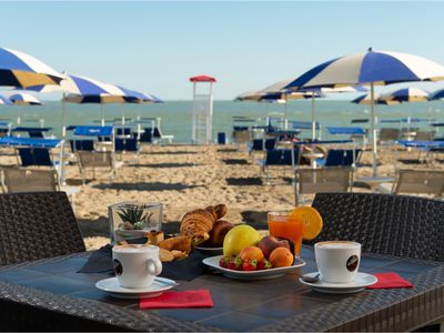 Genießen Sie das Frühstück am Strand des Nordkaps