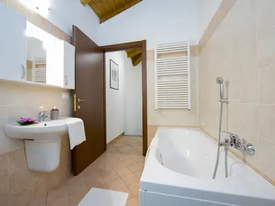 Badezimmer mit Badewanne