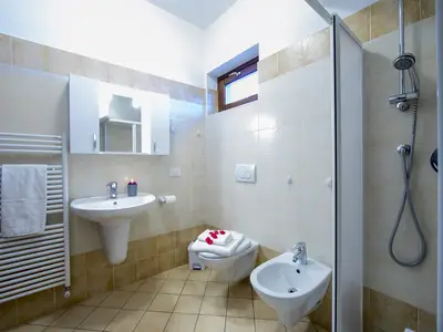 Badezimmer mit Dusche