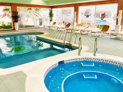Hallenbad und Jacuzzi