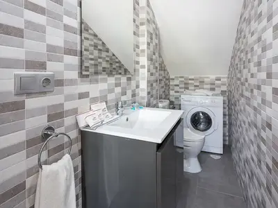 Toilette im Erdgeschoss mit Waschmaschine